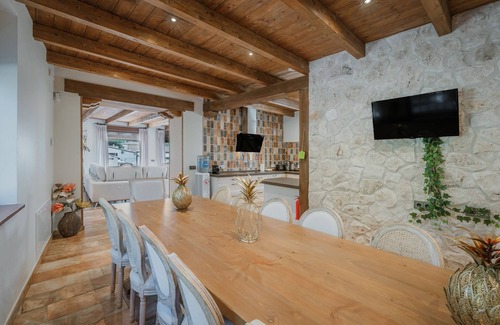 Nieva Casa | Casa Rural 'La Antigua Taberna' con Piscina Privada, Wi-Fi y Aire Acondicionado