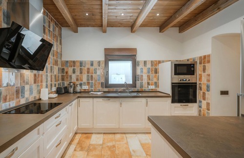 Nieva Casa | Casa Rural 'La Antigua Taberna' con Piscina Privada, Wi-Fi y Aire Acondicionado