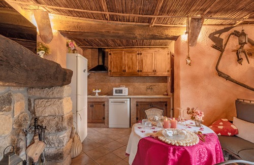 Pontons Casa | Casa rural 'La Cova De Can Pavet' con vistas a la montaña, terraza privada y Wi-Fi
