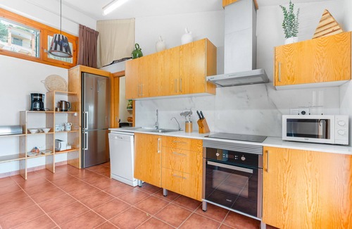 Ibi Casa | Casa rural 'Lluna' con vistas a la montaña, piscina compartida y Wi-Fi