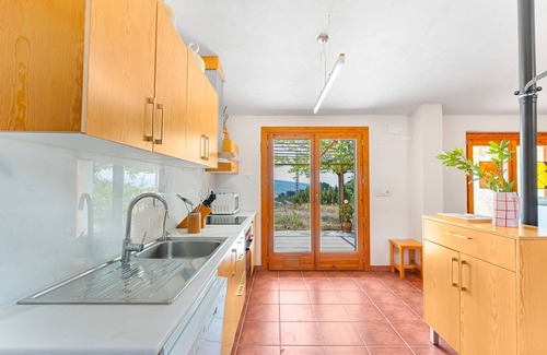 Ibi Casa | Casa rural 'Lluna' con vistas a la montaña, piscina compartida y Wi-Fi
