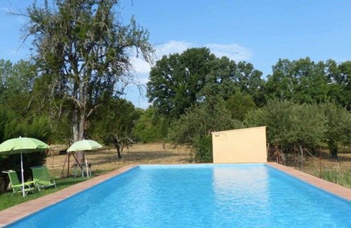 Fuenteheridos Casa | Casa rural 'Los Cascos' con vistas a la montaña, piscina compartida y aire acondicionado