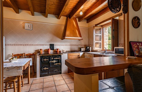 Peñamellera Baja Casa | Casa rural 'Mesilda' con vistas a la montaña, terraza privada y balcón