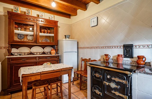 Peñamellera Baja Casa | Casa rural 'Mesilda' con vistas a la montaña, terraza privada y balcón