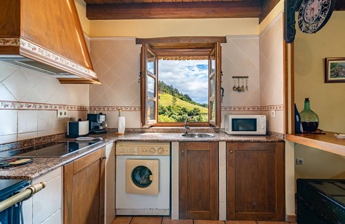 Peñamellera Baja Casa | Casa rural 'Mesilda' con vistas a la montaña, terraza privada y balcón