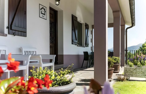 Errazu Casa | Casa rural 'Oiaraberri' con jardín privado y Wi-Fi