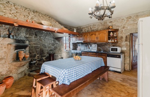 Amares Villa | Casa rural 'Quinta Das Regadas' con vistas a la montaña, piscina privada y Wi-Fi