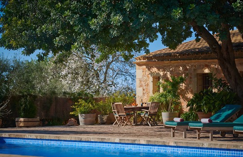 Felanitx Villa | Casa rural 'Son Revell' con vistas a la montaña, piscina privada y Wi-Fi