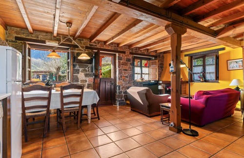 Quiros Casa | Casa rural 'Valle De Bueida La Vega' con vistas a la montaña, terraza privada y Wi-Fi