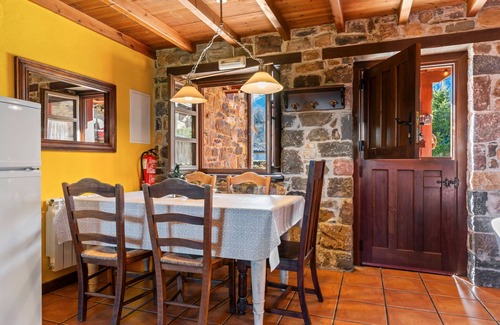 Quiros Casa | Casa rural 'Valle De Bueida La Vega' con vistas a la montaña, terraza privada y Wi-Fi