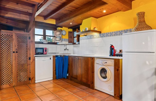 Quiros Casa | Casa rural 'Valle De Bueida La Vega' con vistas a la montaña, terraza privada y Wi-Fi