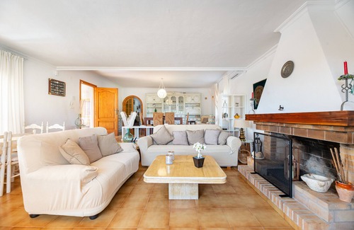 Sant Carles de Peralta Villa | Casa rural 'Villa Can Andreuet De Baix' con vistas a la montaña, Wi-Fi y aire acondicionado