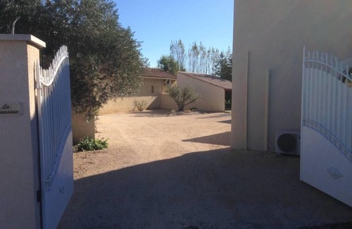 Courthezon Casa | Country house with 3500 m2 garden enclosed by a river and private swimming pool