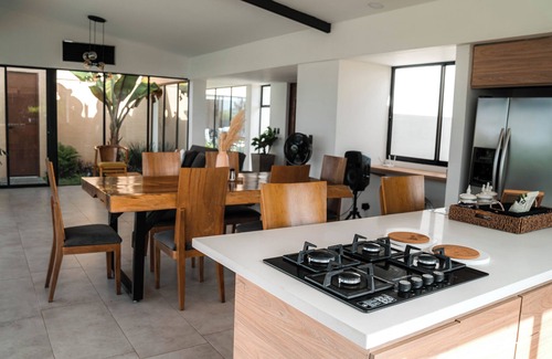 La Tebaida Chalet De Esquí | casa campestre con vista a las montañas y río