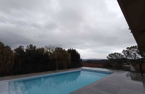 Avia Casa | Casa de campo con piscina y jardín a 1h de Barcelona. Inauguración Diciembre 24.