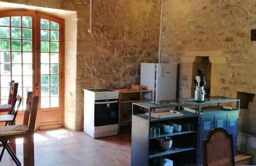 Thenon Cabaña | Casa rural con piscina, se aceptan mascotas, Wi-Fi, aparcamiento, chimenea