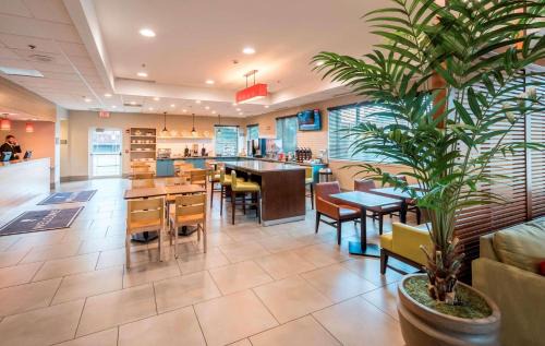 Rochester Hotel | Country Inn & Suites by Radisson, Rochester-Pittsford-Brighton, NY
