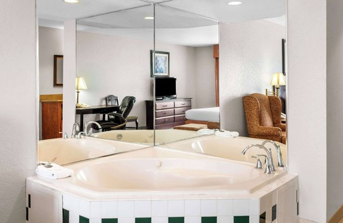 Hot Springs Hotel | Country Inn & Suites by Radisson, Hot Springs, AR