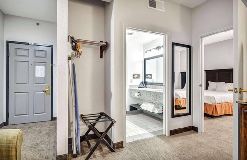 Central Oklahoma City Hotel | Country Inn & Suites by Radisson, Oklahoma City at Northwest Expressway, OK