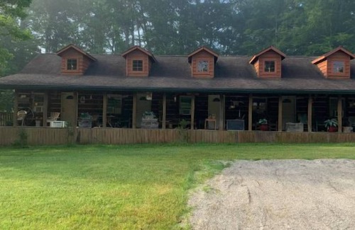 Williamstown Casa | Country Inn with 90 ft porch