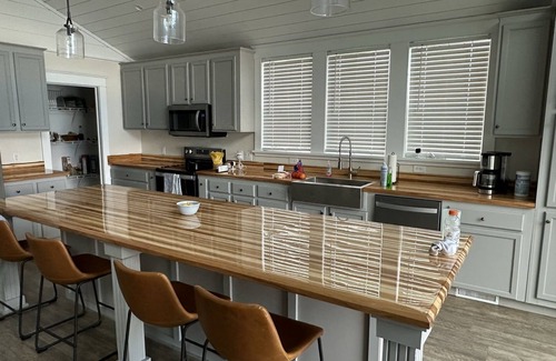 Palo Alto County Casa | Country lake house getaway accommodating large family-sized fun!