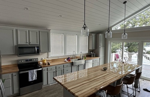 Palo Alto County Casa | Country lake house getaway accommodating large family-sized fun!