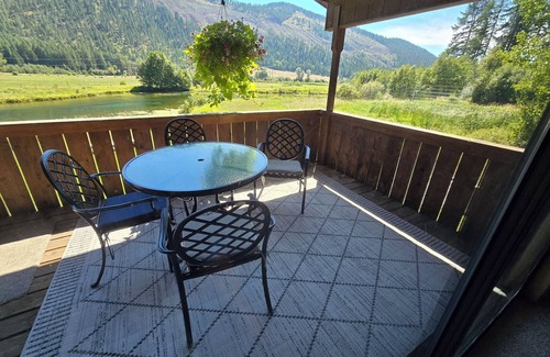 Colville Casa | Country Living 6 miles from Colville, easy access, on a beautiful large pond!