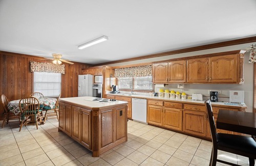 Springfield Casa | Country living at its best, chickens and a beautiful stocked pond to fish in