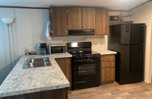 Parks Casa | Country living in 2 bedroom mobile home surrounded by ponds, woods, wildlife