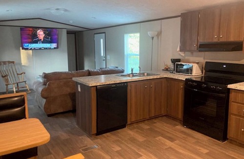 Parks Casa | Country living in 2 bedroom mobile home surrounded by ponds, woods, wildlife