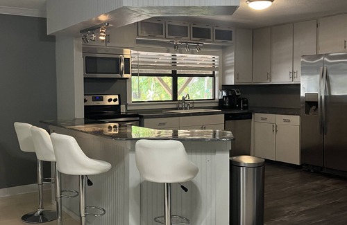 Vero Beach Cabina | 🌴Country Log Cabin - 2 Bedrooms, & JACUZZI bath Near BEACH!