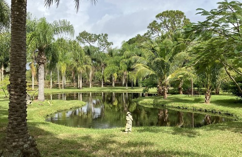 Vero Beach Cabina | 🌴Country Log Cabin - 2 Bedrooms, & JACUZZI bath Near BEACH!