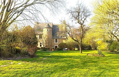 Saint-Brice Casa | Country Manor. 50 min. West from Le Mans track. Sleeping 12-18. Pool & tennis.