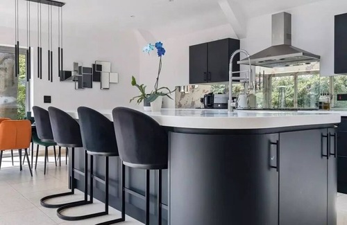 Horsham Casa | Country Manor in Horsham: Heated Pool and Swim Spa, Games Room, Cinema