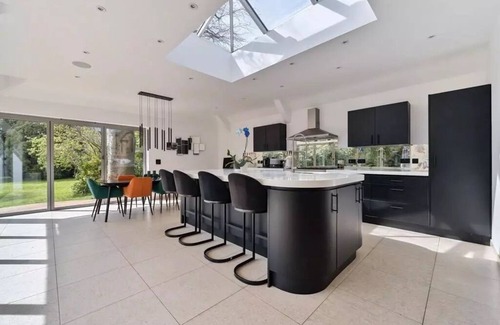 Horsham Casa | Country Manor in Horsham: Heated Pool and Swim Spa, Games Room, Cinema