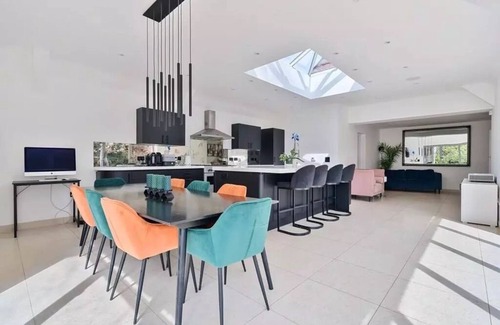 Horsham Casa | Country Manor in Horsham: Heated Pool and Swim Spa, Games Room, Cinema