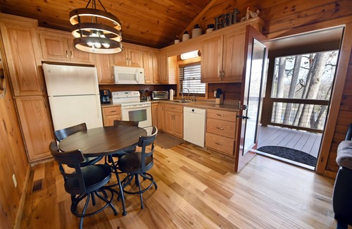 Blairsville Cabina | Country Mountain Cabin 2 King Suite Hot Tub