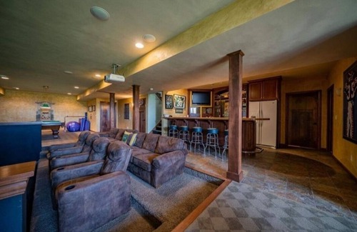 Winneconne Casa | Country Oasis w/heated pool and hot tub