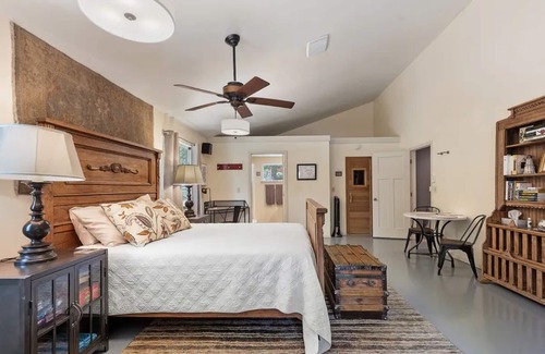 Williams Casa | Country Retreat w/ Theatre Room and Sauna in the Applegate Valley