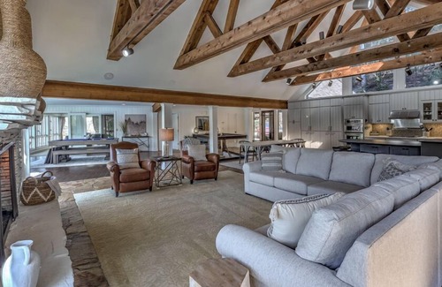 Morganton Casa | Country Roads - Lake Front | Hot Tub | Pool Table | Shuffle Board | Arcades
