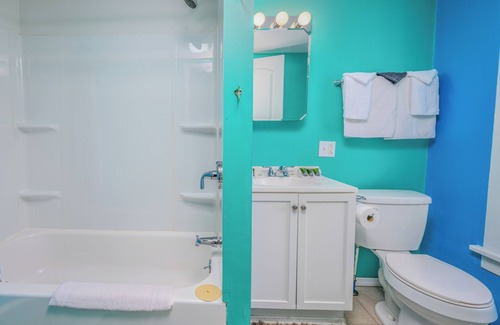 Maplecrest Cama Y Desayuno | Country Room. Cozy room with a Queen-Size bed, en-suite bathroom, and FREE breakfast. Sleeps 2.