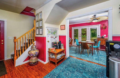Maplecrest Cama Y Desayuno | Country Room. Cozy room with a Queen-Size bed, en-suite bathroom, and FREE breakfast. Sleeps 2.