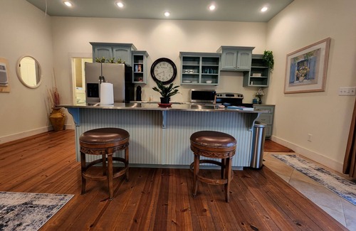 Marshfield Casa | Country Suite by the Pool