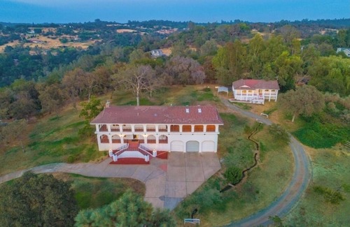 Cedar Ridge Casa | Country Sunset Farmhouse