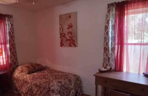 La Follette Casa | Country Town Cottage-peaceful home in small quiet community in smoky mountains
