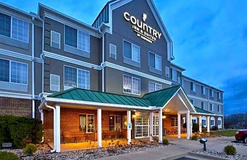 Big Rapids Hotel | Country Inn & Suites by Radisson, Big Rapids, MI