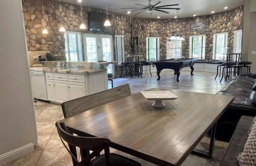 Lincoln Casa | CountryRanchWeddings GuestHouse