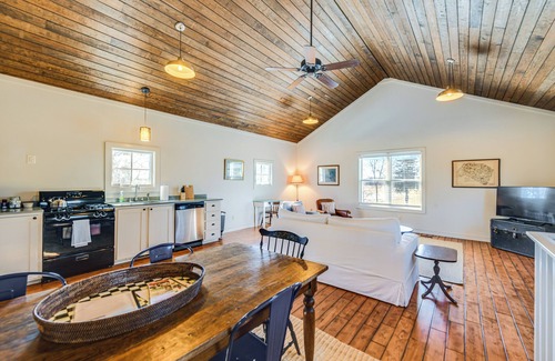 Louisa Cabina | Countryside Barndominium in Virginia w/ Patio