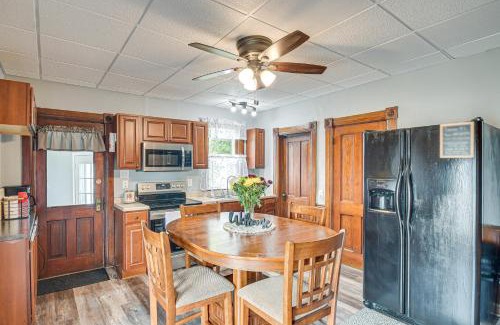 Biggsville Casa | Countryside Biggsville Home with Yard, Dogs Welcome!