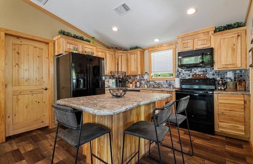 Quinlan Casa | Countryside Cabin on Lake Tawakoni - w/Lakeview. Pet-Friendly!